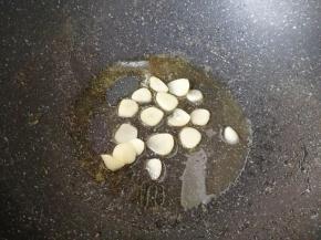 锅底留余油，下入蒜片炒香。