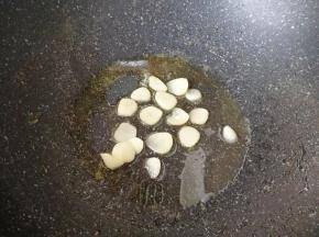 锅底留余油，下入蒜片炒香。