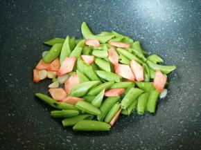 下入甜豆红萝卜。