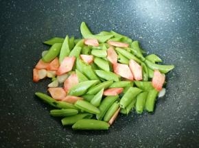 下入甜豆红萝卜。