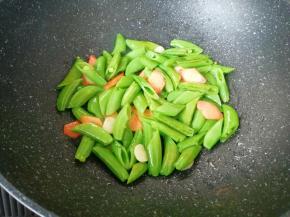 翻炒至甜豆变色。