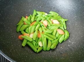 翻炒至甜豆变色。