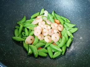 下入虾仁一起翻炒均匀。