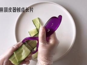 黄瓜用刮皮器刨成长片