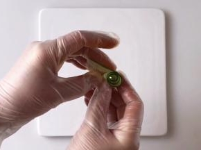 黄瓜片从一端卷起，先卷个花心