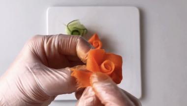 底部用牙签固定