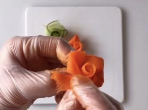 底部用牙签固定