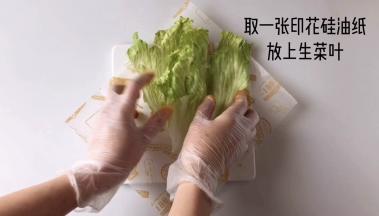 取一张印花硅油纸，放上两片生菜叶