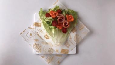 再摆上对半切好的圣女果