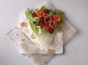 再摆上对半切好的圣女果