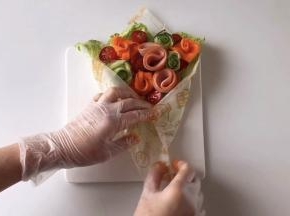 把硅油纸的两边如图向内折