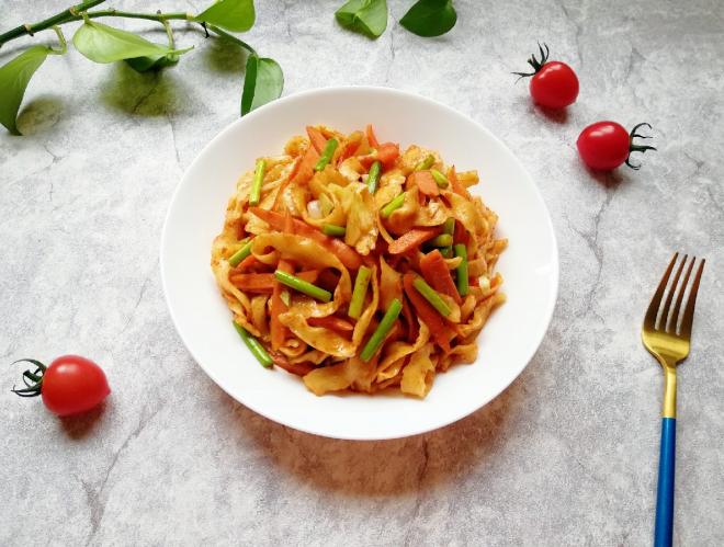 蔬菜火腿炒刀削面