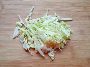 包菜切成丝洗干净控干水分。