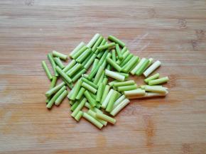 蒜苔洗干净切成段。