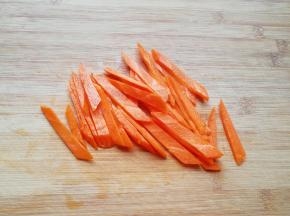 胡萝卜洗干净切成条。