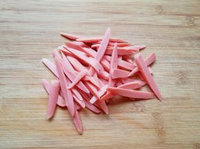 火腿肠切成条。