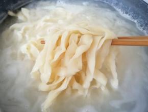 刀削面煮熟过凉水，控一下水分备用。