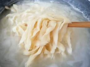 刀削面煮熟过凉水，控一下水分备用。