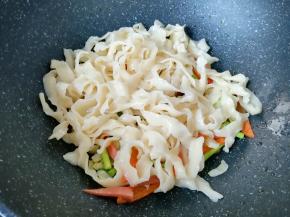 下入煮好的刀削面翻炒均匀。