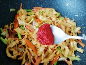 放一勺番茄酱翻炒均匀。