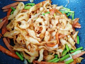 最后放鸡精翻炒均匀即可出锅。