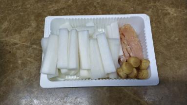 白萝卜去皮切竖条；江瑶柱8粒；瘦肉或鸡胸肉切片；姜丝少许