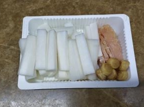 白萝卜去皮切竖条；江瑶柱8粒；瘦肉或鸡胸肉切片；姜丝少许