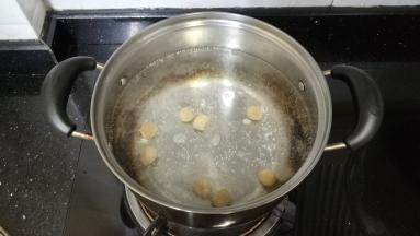 锅里放入足量水，放入瑶柱粒、姜丝大火煮十分钟煮出味来