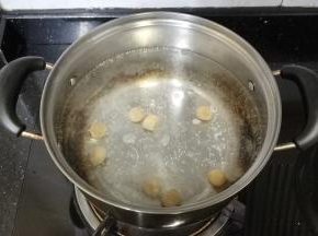 锅里放入足量水，放入瑶柱粒、姜丝大火煮十分钟煮出味来