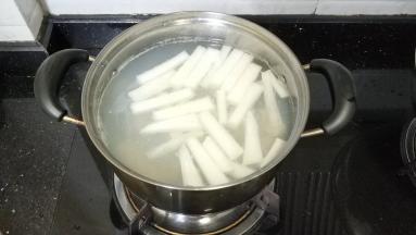 萝卜条放入煲里，与瑶柱一起煮
