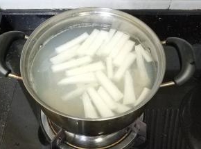 萝卜条放入煲里，与瑶柱一起煮
