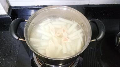 煮20分钟后放入鸡肉片煮至鸡肉熟透即可