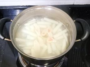 煮20分钟后放入鸡肉片煮至鸡肉熟透即可