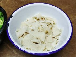 泡好的凉皮沥干水分