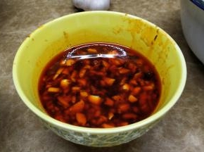 所有调料混合在碗里