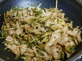 用筷子、铲子翻拌均匀