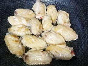 翻另一面继续煎至金黄，用新思特不锈钢炒锅，没涂层也可以做到防粘效果，而且可以使用铁铲硬物随性炒，给力。