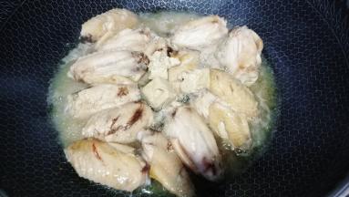 两边煎至金黄后，放入3-4块腐乳和少许腐乳汁、糖，将腐乳用铲子压碎融化好。