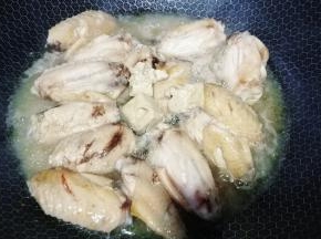 两边煎至金黄后，放入3-4块腐乳和少许腐乳汁、糖，将腐乳用铲子压碎融化好。