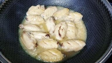 倒入半碗水，刚好没过鸡翅表面