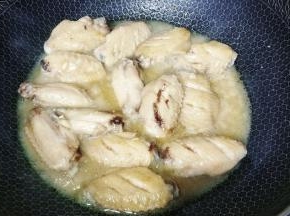 倒入半碗水，刚好没过鸡翅表面