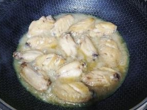 其间试试汁的味道，咸了加糖调整，试到合自己口味后盖上盖子继续煮