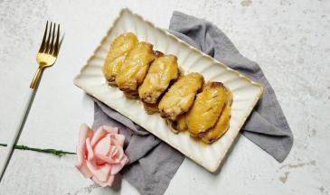汁拌饭，鸡翅吸入腐乳汁甘香可口。