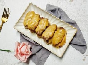 汁拌饭，鸡翅吸入腐乳汁甘香可口。