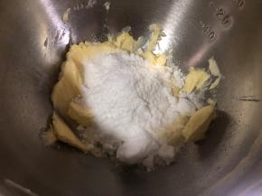 黄油室温软化，加60克 糖粉打发。