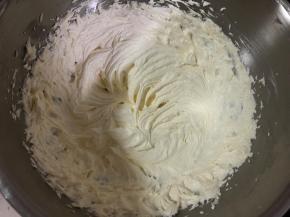 打发至体积稍微膨大、颜色变浅，呈膨松状。