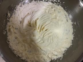 打发至体积稍微膨大、颜色变浅，呈膨松状。