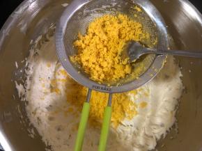 熟蛋黄放筛网里，借助勺子的力量按压过筛。