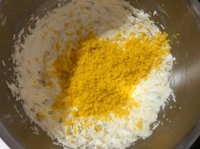 过筛好的蛋黄是细腻的。