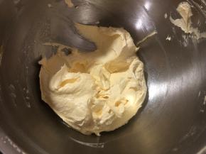 用刮刀按压搅拌均匀，看不到蛋黄为止。